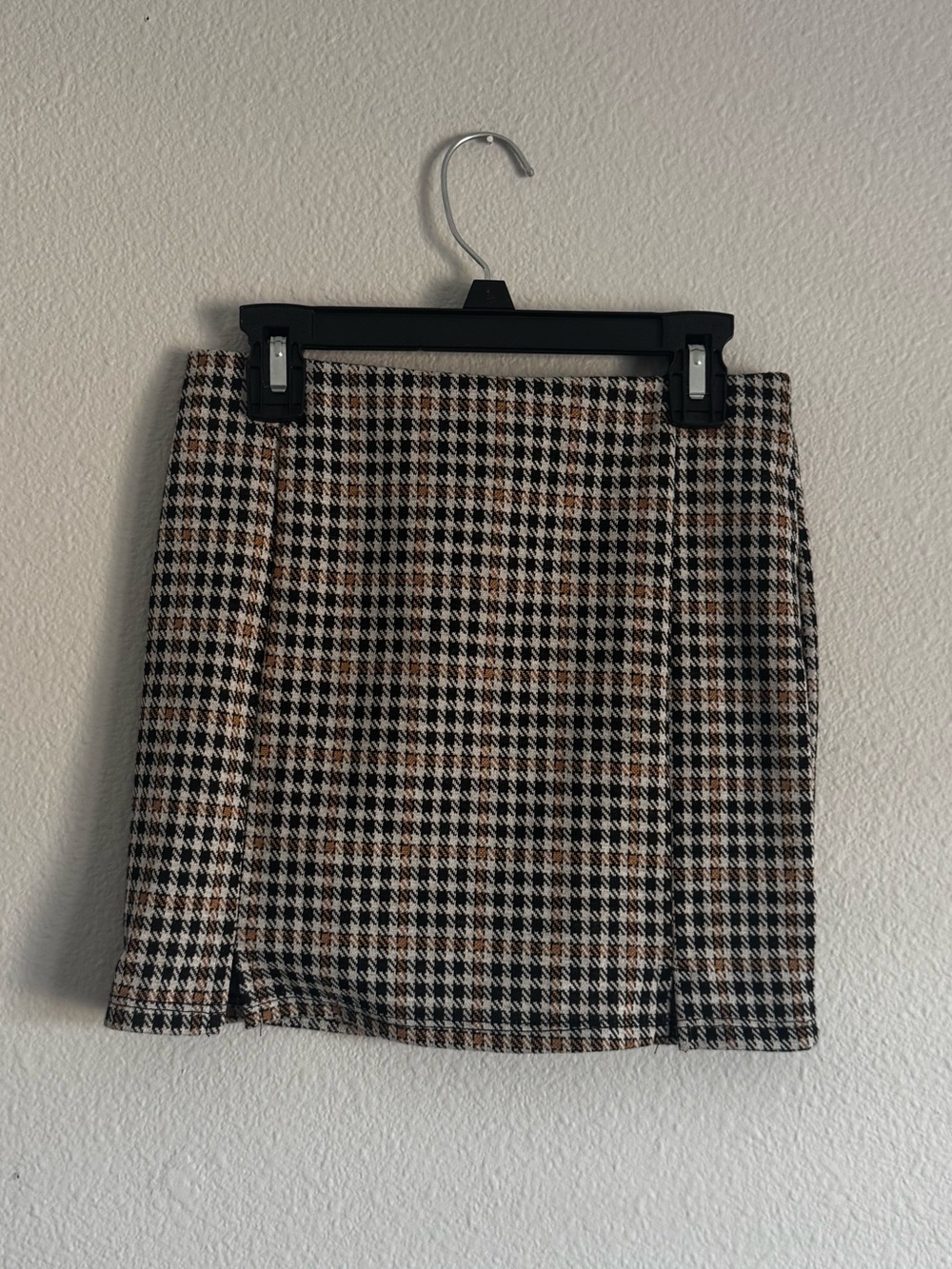 Full Tilt Houndstooth mini skirt with side slits